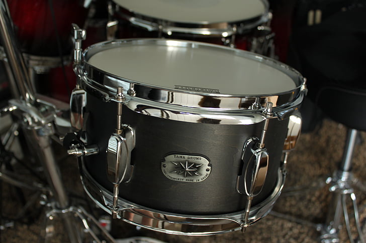gray and black snare drum