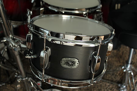 gray and black snare drum