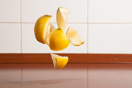 sliced yellow lemon