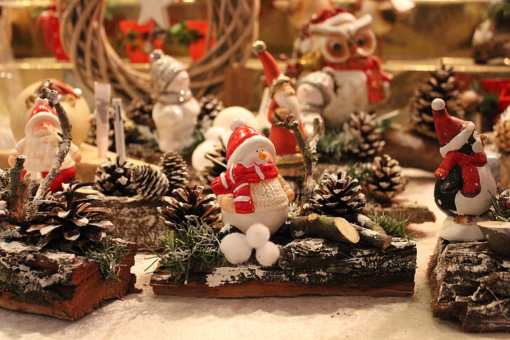 Santa Claus figurine selective focus photography