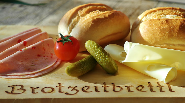 breads with ham, cheese and vegetables