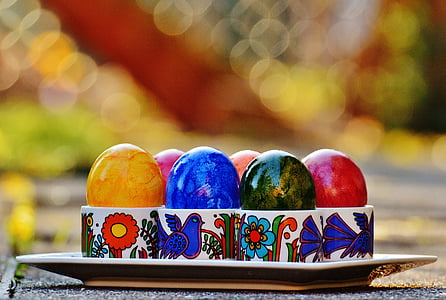 bokeh photography of tray of Easter eggs
