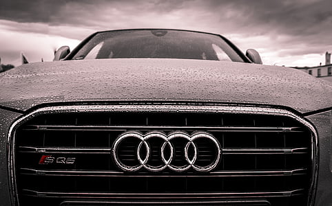 closeup photography of gray Audi Q5 SUV