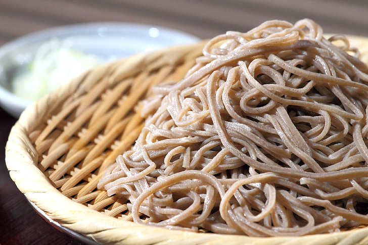 closeup photography of noodles on wicker plate