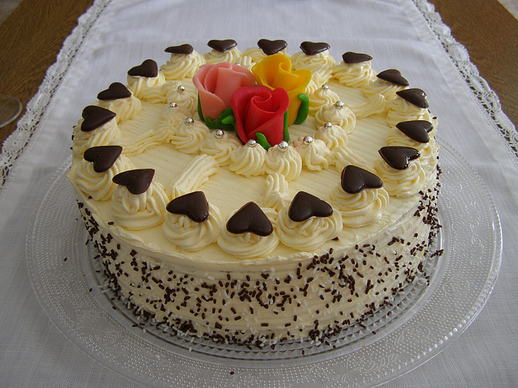 white icing-coated cake serve on clear glass plate