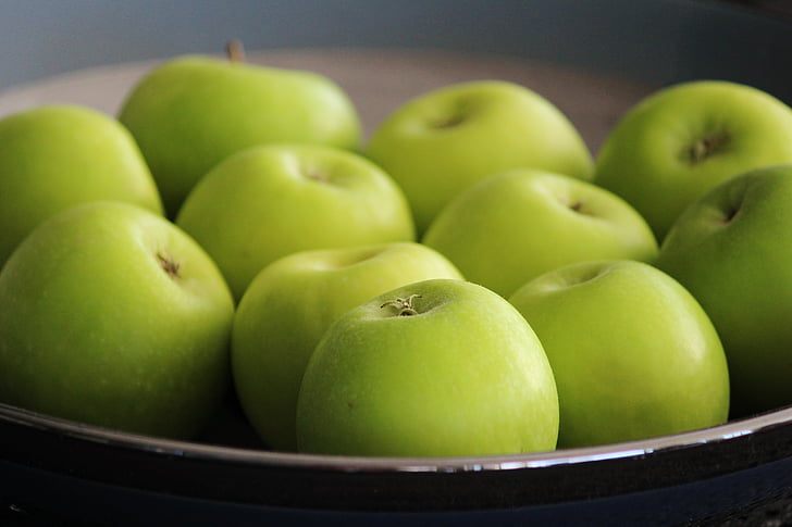 shallow focus photography of green apples