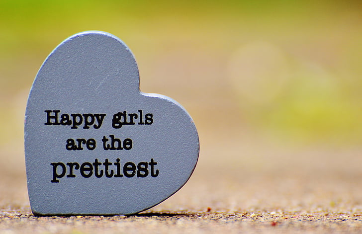heart-shaped happy girls are the pretties quote decor