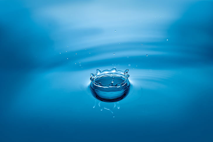 focus photography of water