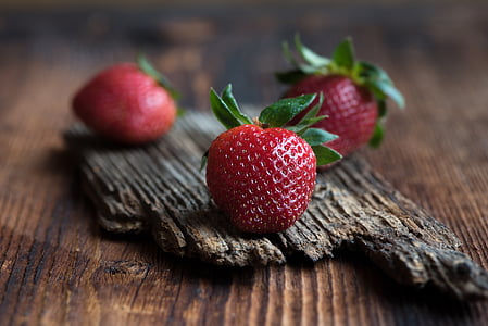 shallow focus photography of red strawberries