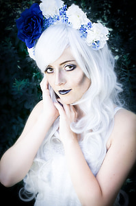 woman wearing white and blue floral headdress