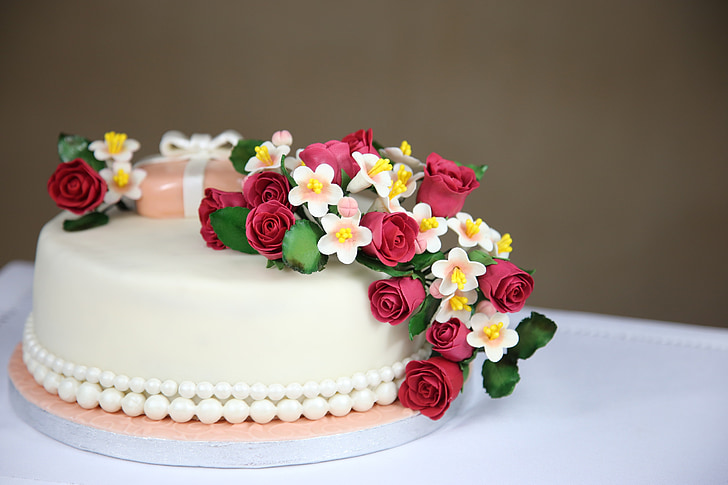 floral arranged on toppings of cake