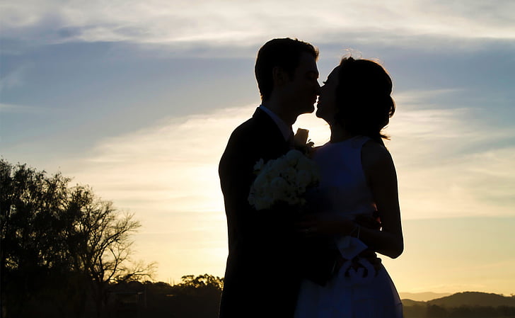 silhouette of man and woman kissing