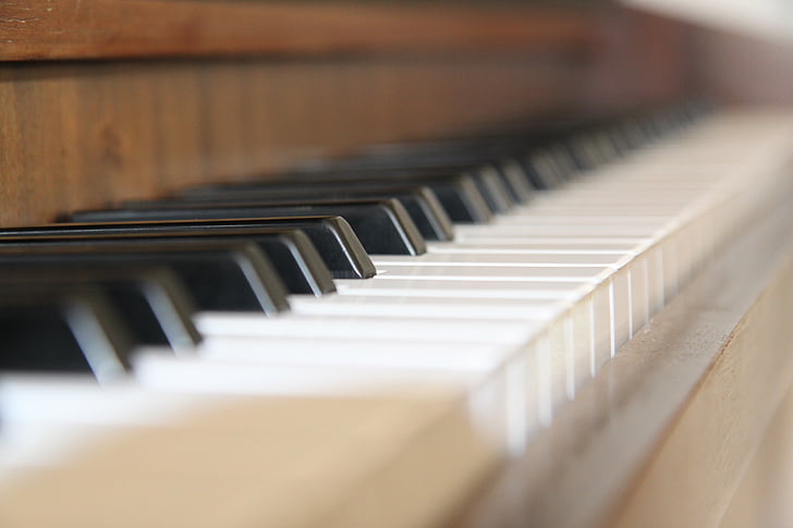 shallow depth of field photo of brown piano