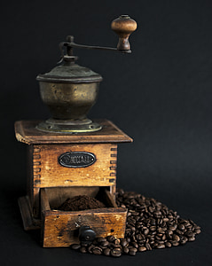 vintage manual coffee grinder in shallow focus photography
