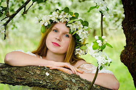 woman in green and white floral headdress