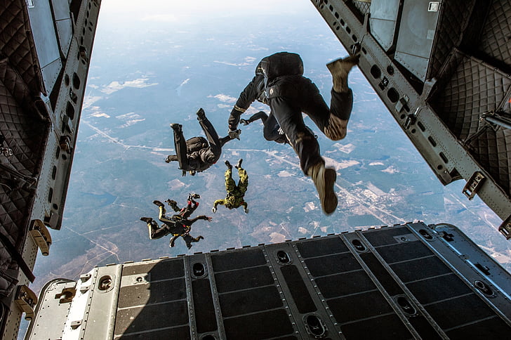 people skydiving during daytime