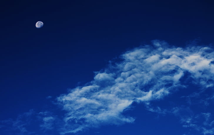 low-angle photo of sky with thin white clouds