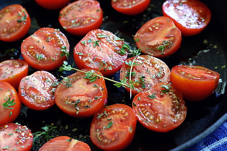 macro photography of sliced tomatoes