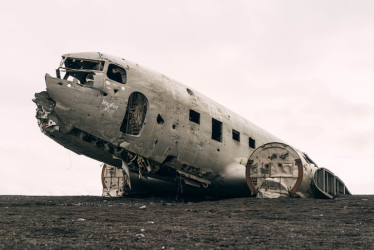 wrecked plane during daytime