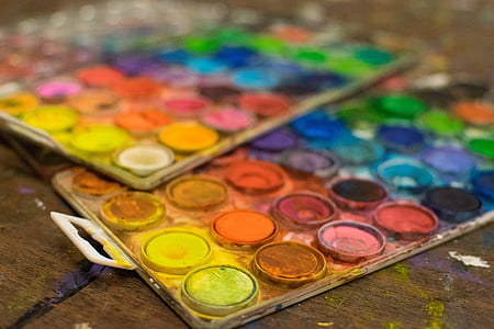 closeup photo of painting pallets