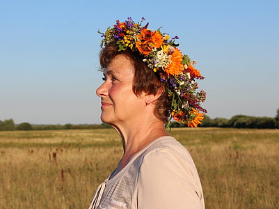 woman wearing white scoop neck shirt with floral headdress
