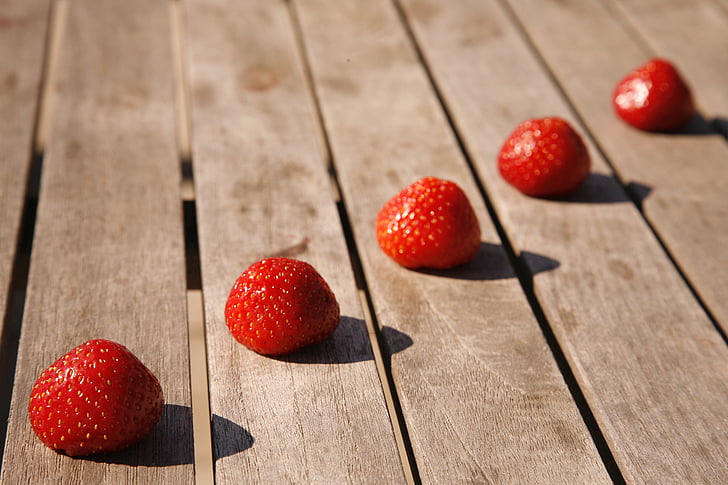 shallow focus photography of strawberries