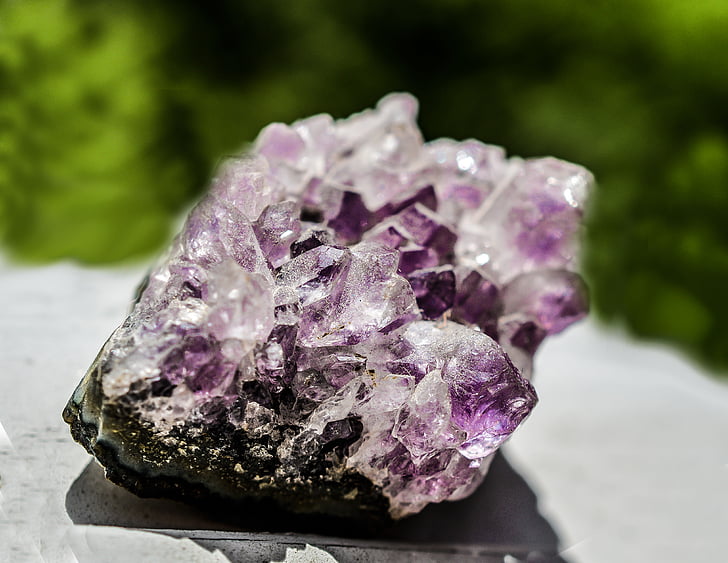 closeup photography of purple geode stone