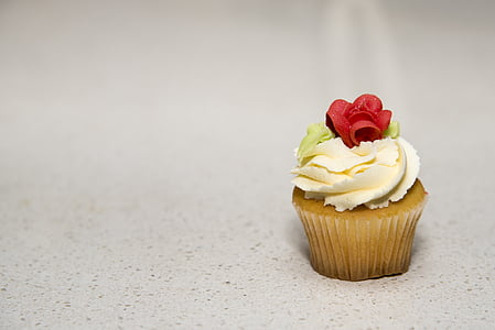 cupcake with rose icing graphic wallpaper