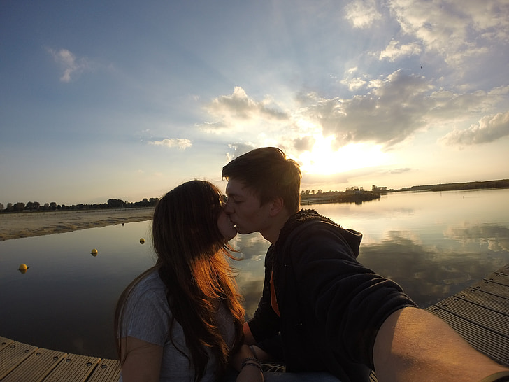 https://i2.pickpik.com/photos/254/924/894/selfie-kiss-pair-man-preview.jpg