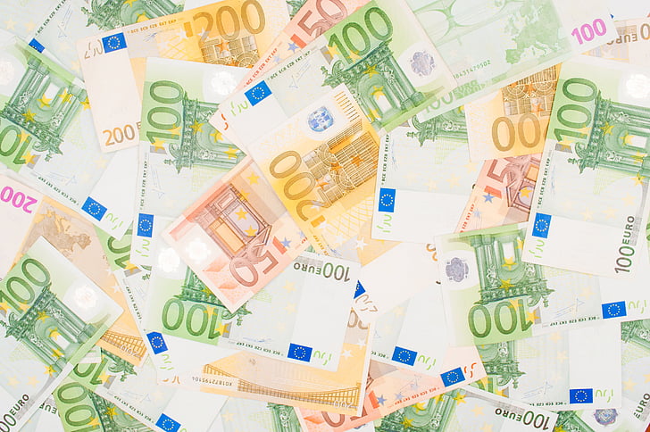 100 and 50 Euro banknotes
