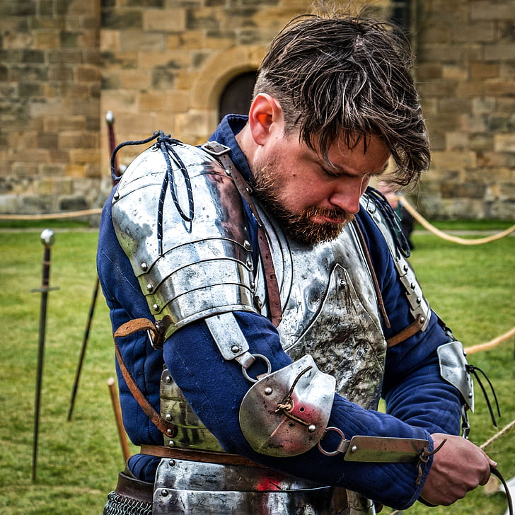 shallow focus photography of man in silver armor