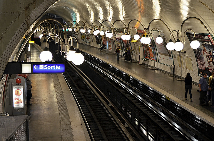 Sortie signage and train station