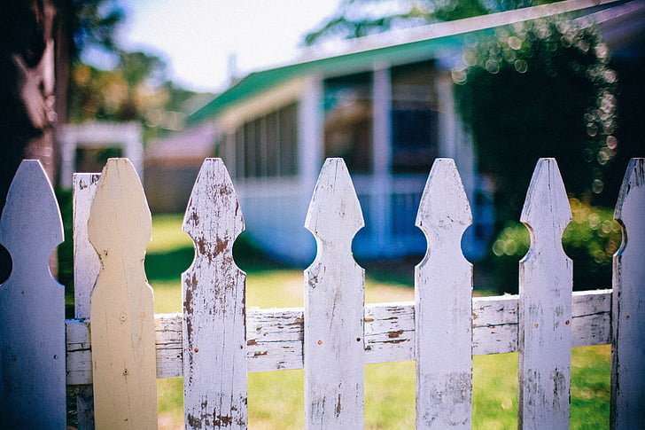 white wooden fence close up photography
