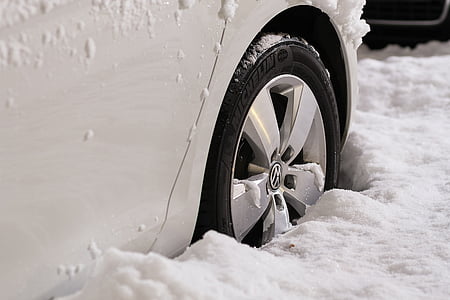 white vehicle stuck on snow