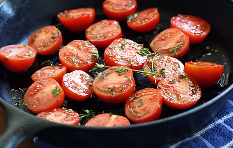 sliced cook tomatoes