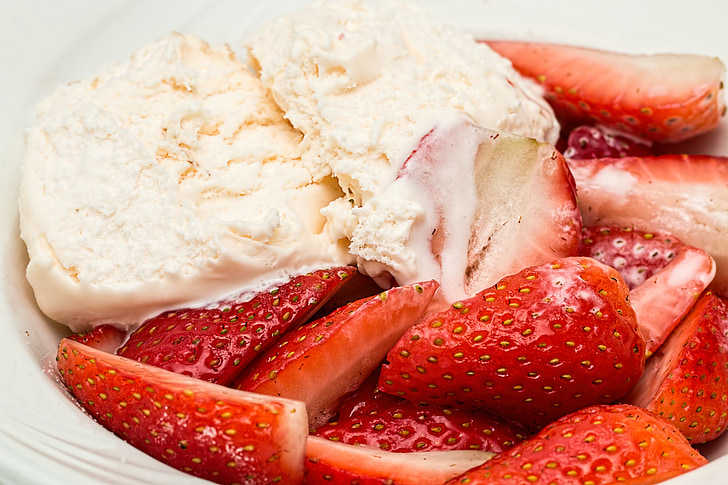 vanilla ice cream with strawberry
