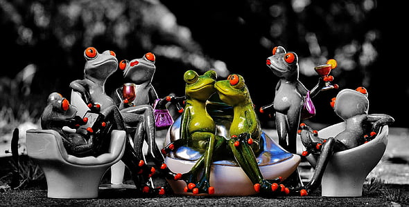 gray and green frogs figurine selective color photography
