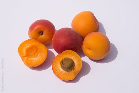 bunch of peach fruits