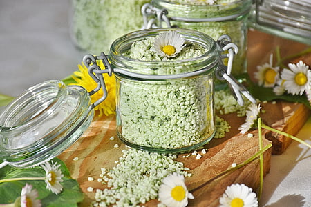 clear glass jar with lid and daisy flowers