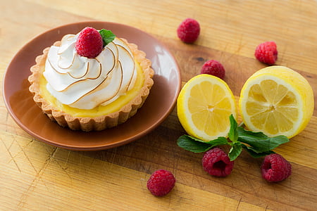 cupcake near on slices of lemon