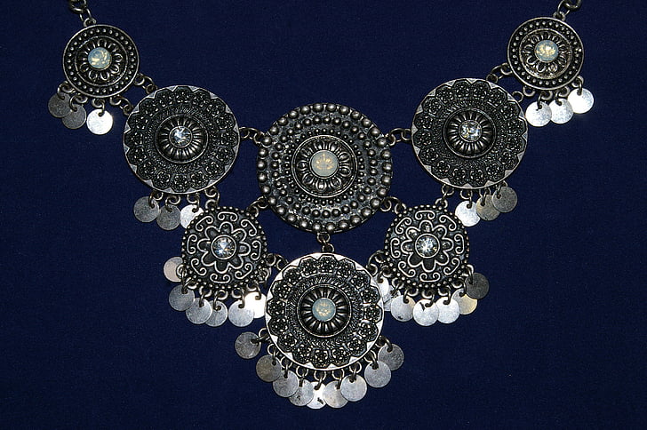 silver-colored chain link bib necklace