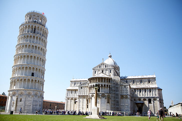 leaning tower of piza under blue sky
