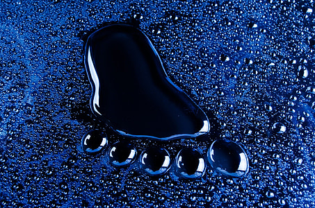 footprint shaped water droplets