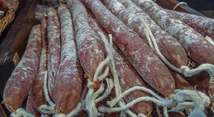 closeup photo of sausages