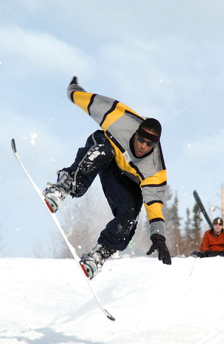 man snowboarding during daytime