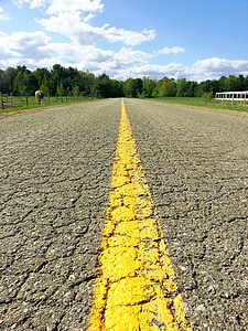 yellow line on gray top road at day time