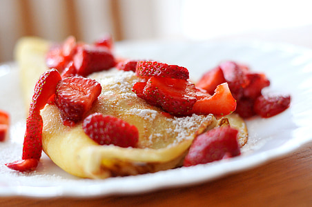 hot cake with strawberries closeup photography