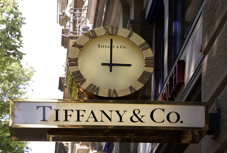 Tiffany & Co. analog street clock at 3:00