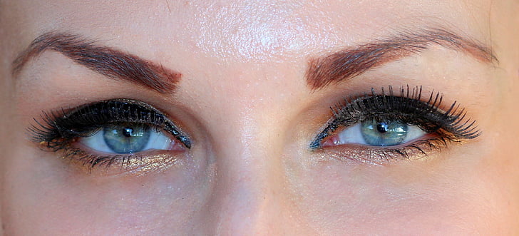 woman wearing false eyelashes
