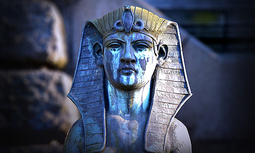 Tutankhamen statue